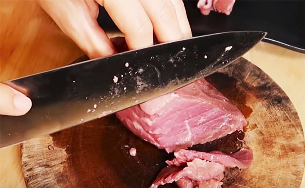 cắt thịt bò cho vừa ăn