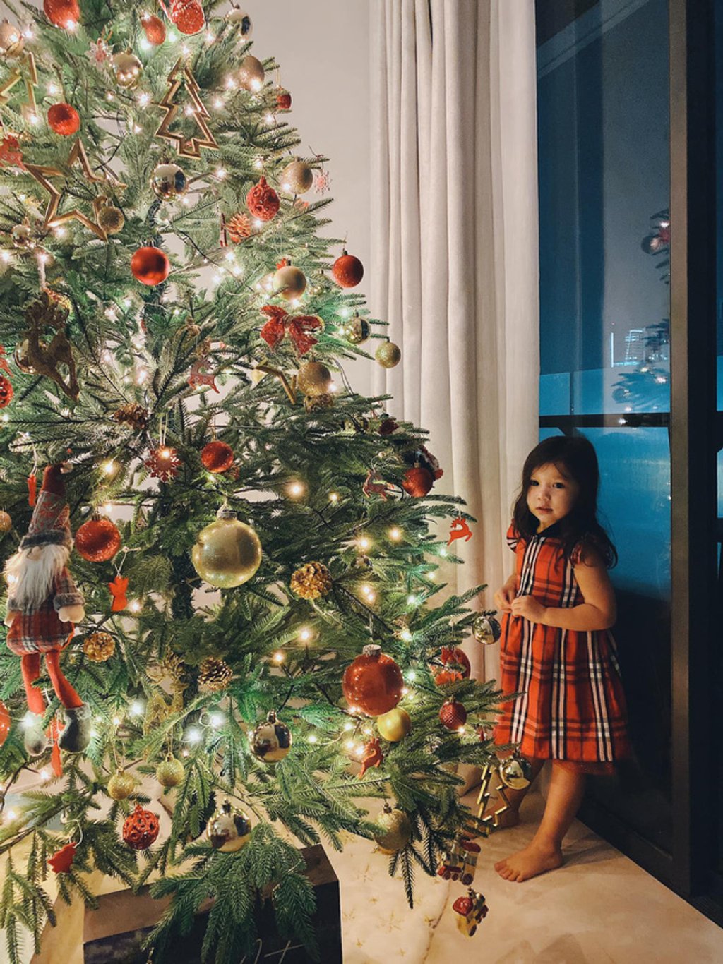 Trong loạt hình ảnh mới đăng tải với cây thông lấp lánh ánh đèn, Hà Anh khoe ảnh gia đình hạnh phúc với chồng và con gái là bé Myla diện bộ váy xinh xẻo, 