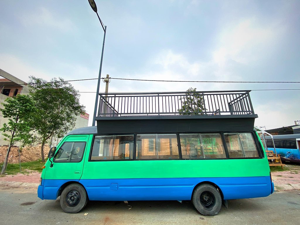 Đây là chiếc xe bus được cải tạo làm quán cà phê của anh N.P - Bình Dương.