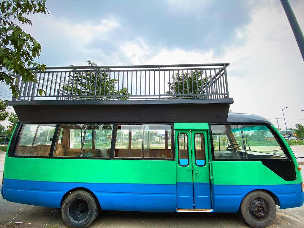 Đây là chiếc xe bus được cải tạo làm quán cà phê của anh N.P - Bình Dương.