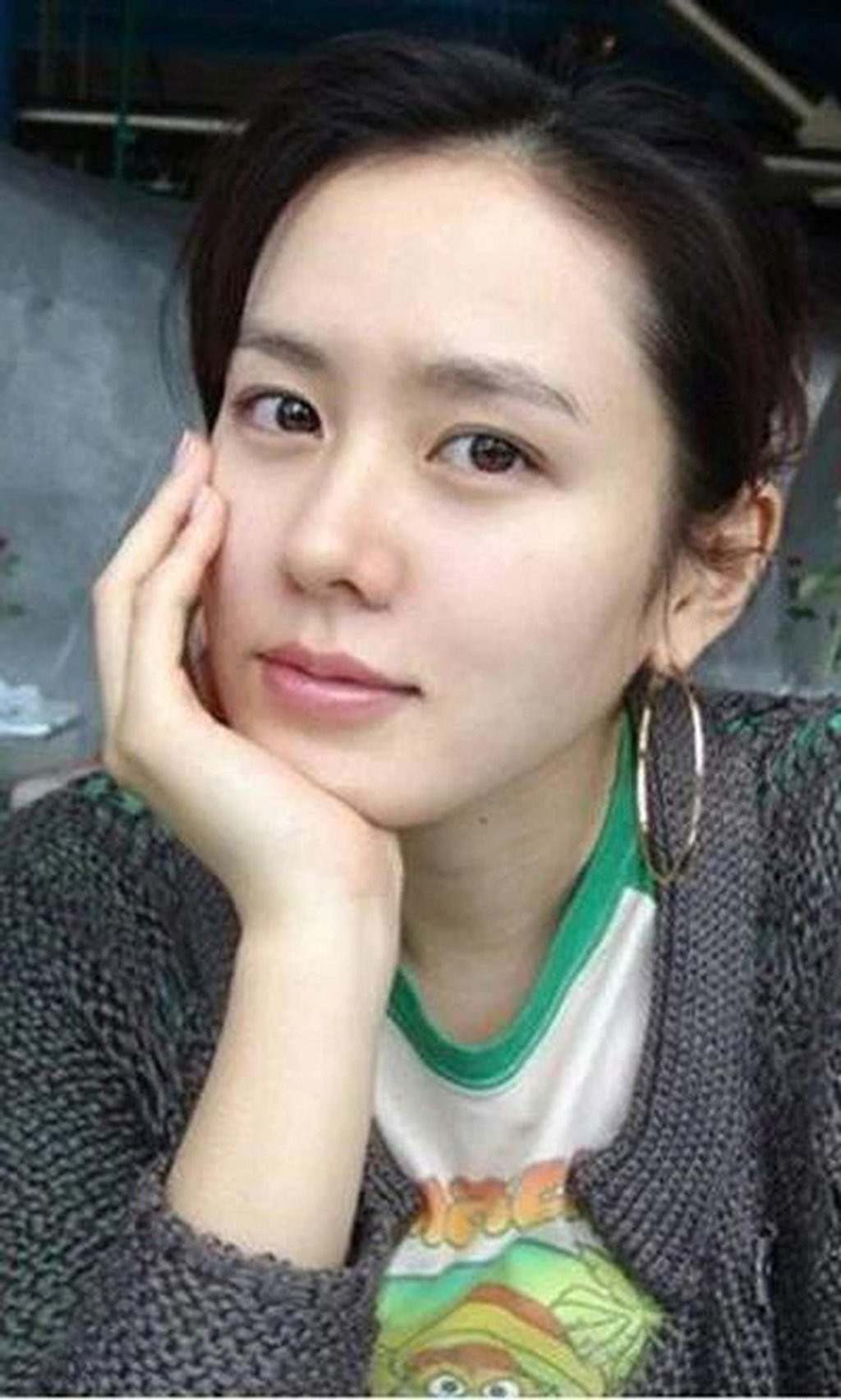 Mặt mộc huyền thoại của nữ minh tinh Son Ye Jin trong quá khứ trở thành chủ đề bán tán rôm rả của fan trên mạng xã hội không ít lần
