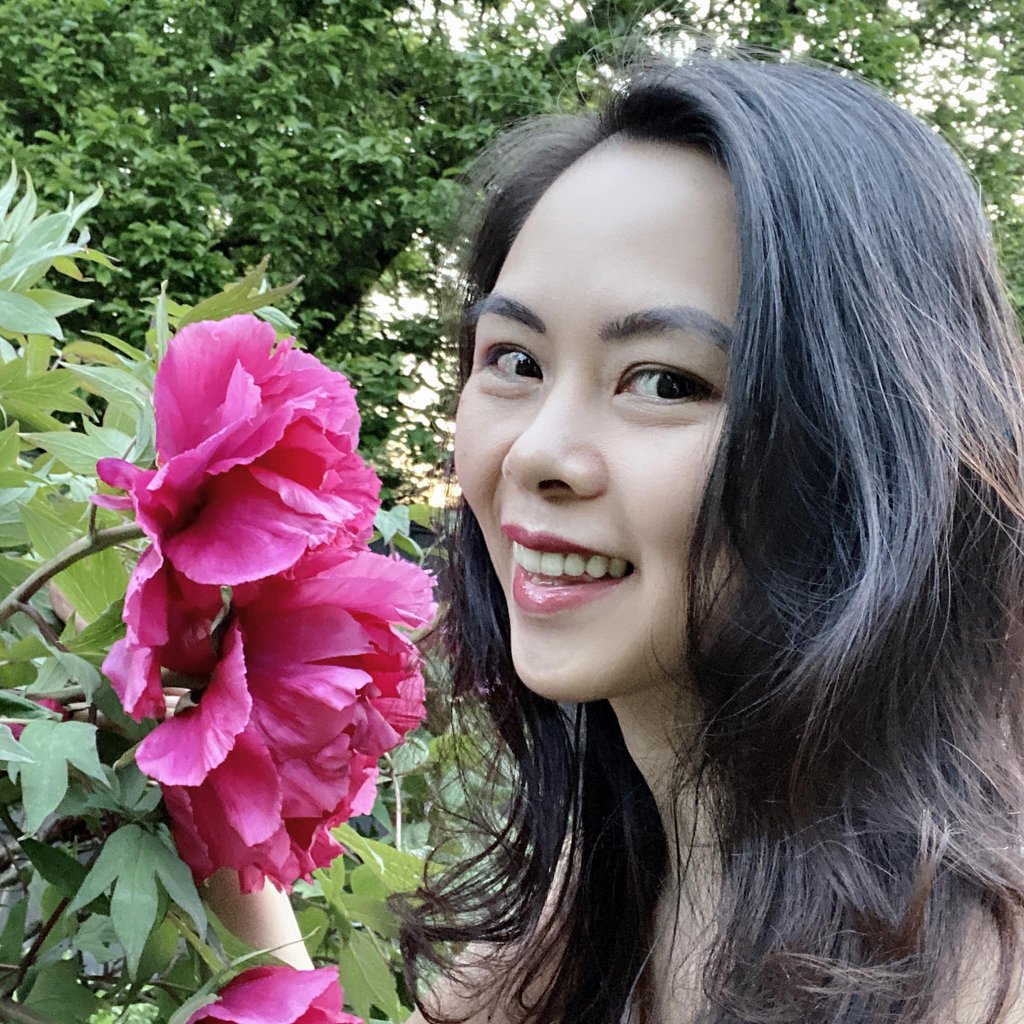 Chị Huyền Trang chụp ảnh bên khu vườn của gia đình mình.