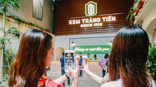 Hàng kem Tràng Tiền ở Hà Nội “lột xác” ngoạn mục nhìn chẳng khác gì rạp chiếu phim, nhưng nhiều người lo liệu giá có tăng và chất lượng dịch vụ có cải thiện? 