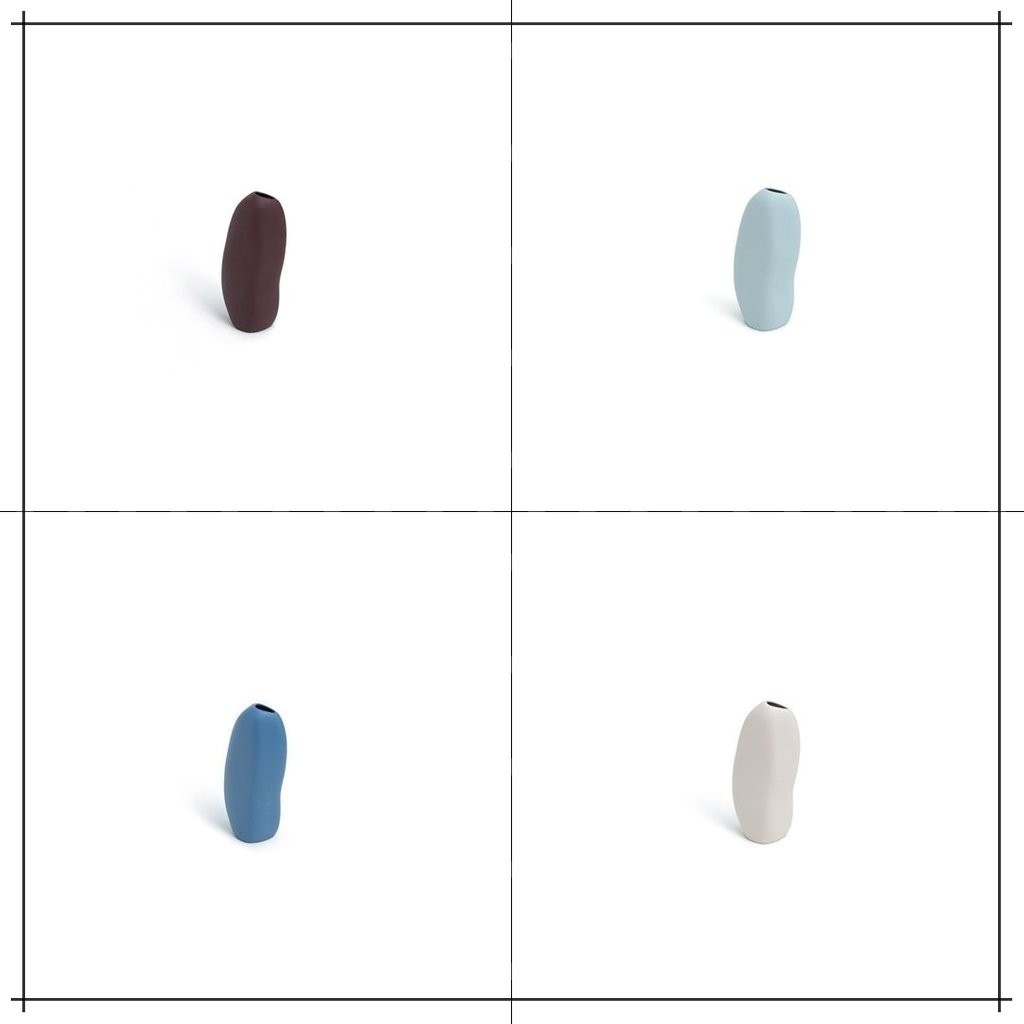 Mẫu bình sứ hình đá cuội của Gốm Amai có tới 11 màu cho chị em lựa chọn. Bình có thể đặt đứng hoặc nằm ngang cho bạn thỏa sức sáng tạo. Bạn có thể tìm mua size S hoặc size M với giá chung là 180.000 đồng/bình.