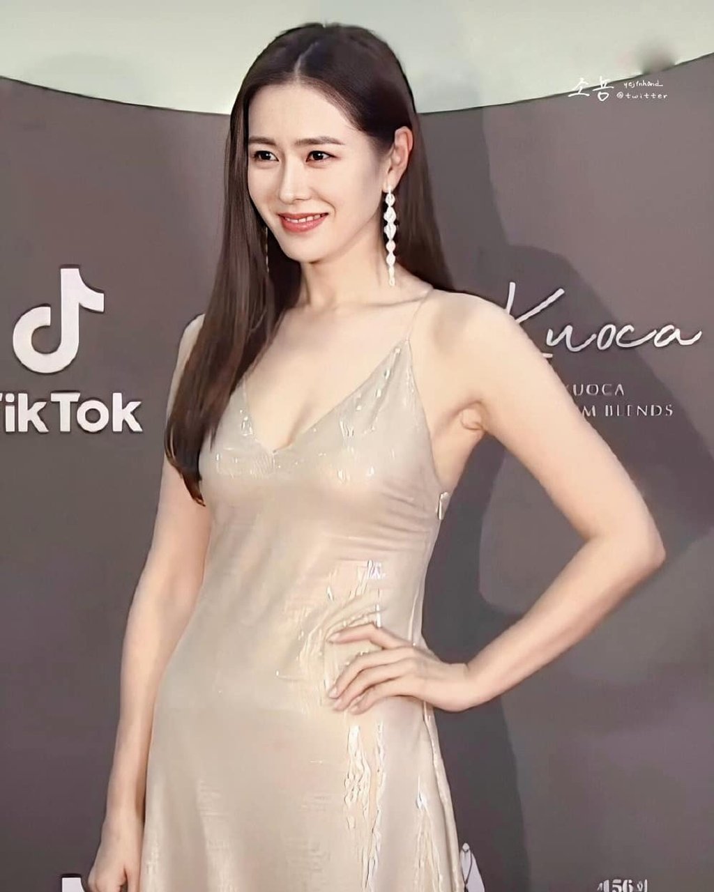 Không diện đầm xòe cầu kỳ, Son Ye Jin tại Thảm đỏ Baeksang năm nay đơn giản bất ngờ khi chọn chiếc đầm sequin ánh bạc của Ralph Lauren, nhấn nhá thêm đôi khuyên tai 