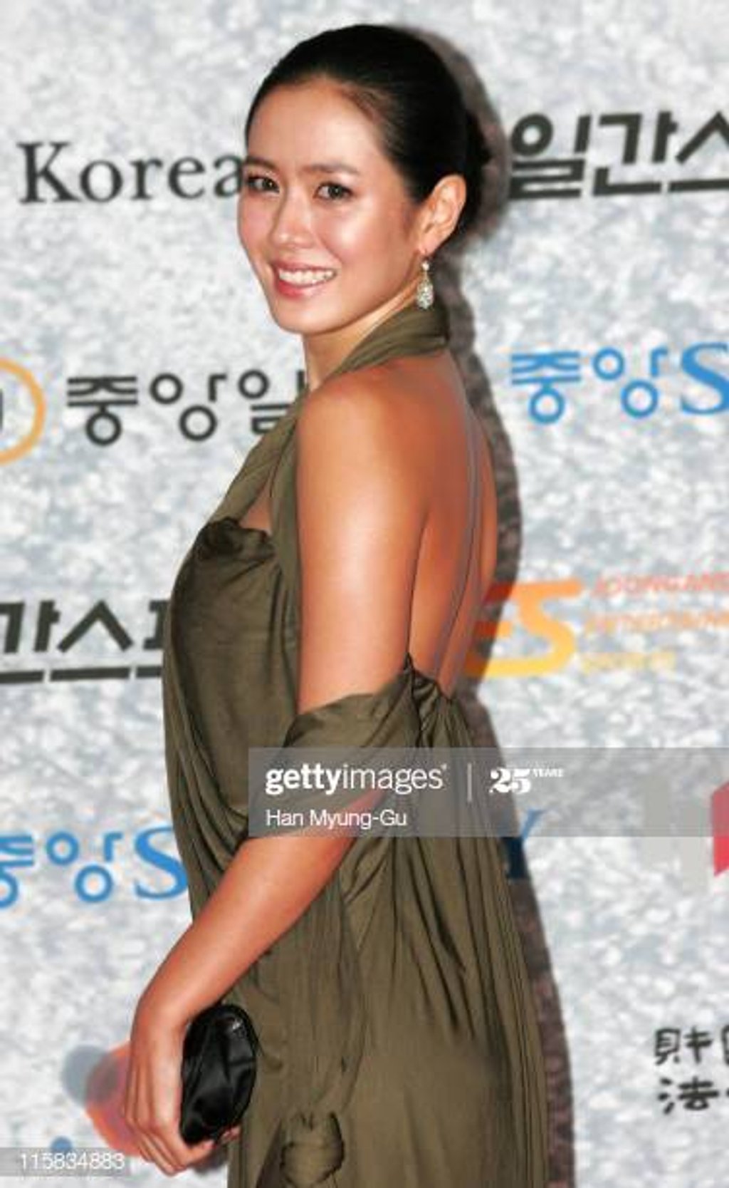 Năm 2007, Son Ye Jin đã có lựa chọn trang phục rất phóng khoáng, táo bạo. Tuy nhiên, thiết kế hơi lùng bùng của chiếc đầm lại không giúp ích được gì nhiều trong việc tôn lên những đường cong của nữ diễn viên.