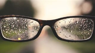 5 cách để mắt kính của bạn không bị mờ, đọng nước mỗi khi trời mưa