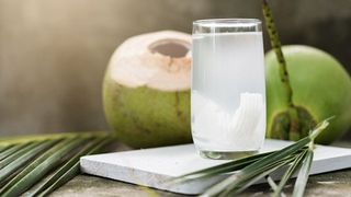Công dụng và lưu ý khi uống nước dừa, nước dừa để sau một ngày có nên uống không?