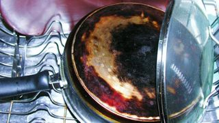 Tại sao nấu bếp gas bị đen nồi và cách khắc phục