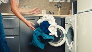 12 thói quen giặt quần áo sai lầm có thể bạn chưa biết