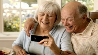 4 mẹo giúp Smartphone trở nên "dễ dùng" hơn với người lớn tuổi