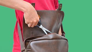 4 sai lầm ảnh hưởng sức khỏe khi sử dụng túi xách