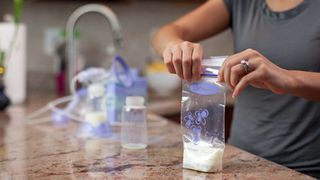 Cách bảo quản sữa mẹ trong tủ lạnh đúng cách