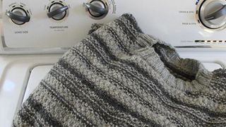 Cách giặt áo len bằng tay giữ phom áo bền đẹp