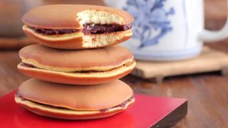 Cách làm dorayaki - bánh rán doremon bằng chảo chống dính