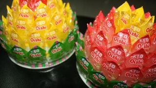 Cách làm hoa sen bằng kẹo Oishi bày bàn thờ dịp Tết