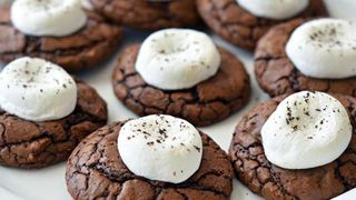 Cách nướng bánh quy sô cô la với kẹo dẻo marshmallow