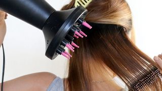 Hướng dẫn cách sấy tóc không gây tổn hại và bảo vệ chất tóc