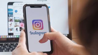 Hướng dẫn đăng xuất Instagram trên điện thoại, máy tính nhanh nhất