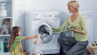 Làm thế nào để dạy con trẻ cách sử dụng máy giặt?