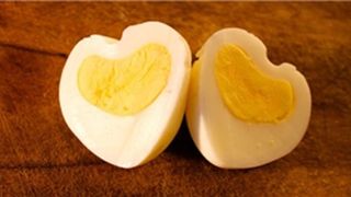 Mẹo tạo hình trái tim cho trứng luộc siêu dễ