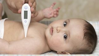 Nhiệt độ sốt của trẻ sơ sinh và cách xử lý theo từng mức