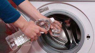 Những lưu ý khi sử dụng chất tẩy cho máy giặt