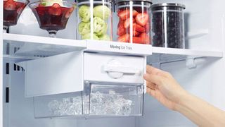 Tủ lạnh làm nước đá chậm? Nguyên nhân và cách khắc phục