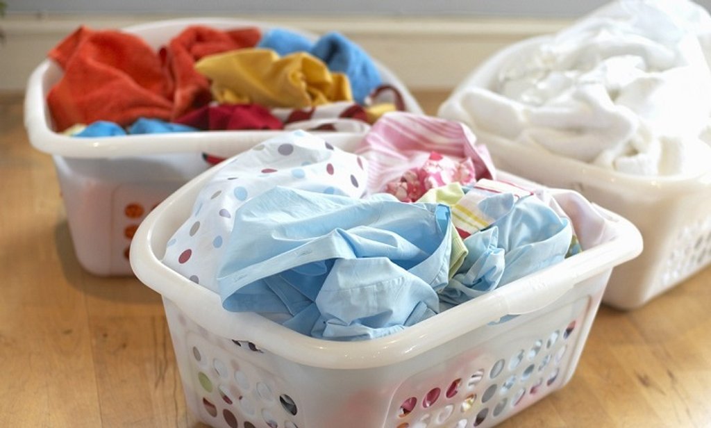 Trước mỗi lần giặt, bạn hãy chia áo quần theo độ đậm nhạt của màu sắc