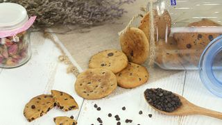 [Video] Cách làm bánh quy chocolate chip bằng chảo chống dính