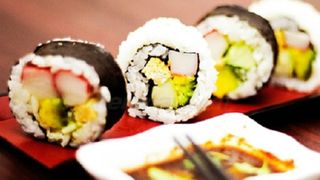 [Video] Hướng dẫn chi tiết cách làm Sushi dễ nhất quả đất cực ngon