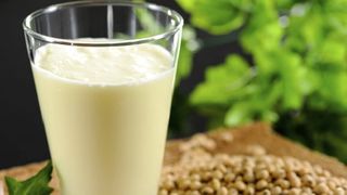 2 cách nấu sữa đậu nành thơm ngon, bổ dưỡng bằng máy xay sinh tố và máy làm sữa đậu nành
