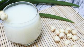 5 cách nấu sữa hạt sen ngon mê ly đơn giản tại nhà