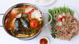 Chi tiết cách nấu lẩu đầu cá hồi măng chua cay nóng hổi, ăn là ghiền