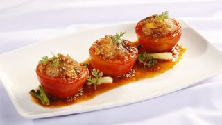 Hướng dẫn chi tiết cách làm cà chua dồn thịt chiên sốt cà lạ miệng ngon cơm