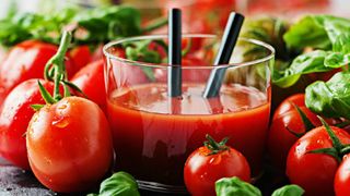 Làm nước ép cà chua cực nhanh, cực dễ bằng máy xay sinh tố