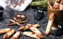 [Video] Cách làm bánh quy ngón tay ma quái cho ngày Halloween