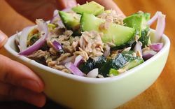 2 cách làm salad cá ngừ thơm ngon giảm cân đơn giản