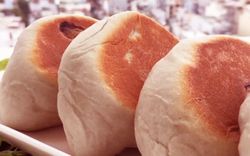 Cách làm bánh mì hoa đậu biếc nhân phô mai  thơm béo, mềm đơn giản không cần lò nướng