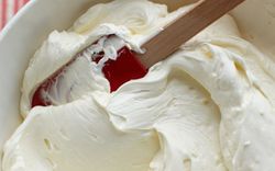 Cách làm kem bơ trang trí bánh kem đơn giản từ lòng trắng trứng gà