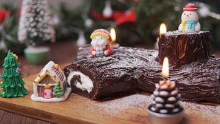 [Video] Cách làm bánh khúc cây Giáng sinh - Buche de noel dễ làm tại nhà