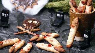[Video] Cách làm bánh quy ngón tay ma quái cho ngày Halloween
