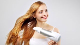 6 thói quen dùng máy sấy tóc giúp bạn có mái tóc khỏe đẹp