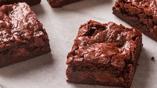 Cách làm bánh Brownie socola thơm ngon, mềm mịn đơn giản