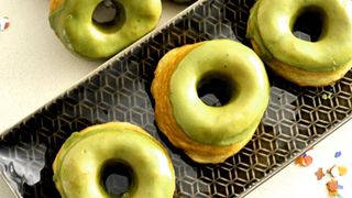 Cách làm bánh donut trà xanh - Donut matcha thơm ngon dễ làm không cần lò nướng