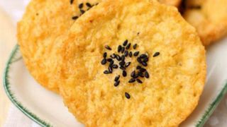 Cách làm bánh gạo giòn tan thơm ngon đơn giản từ cơm nguội