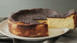 Cách làm bánh kem phô mai cháy - Basque Burnt Cheese thơm ngon, béo mịn, đơn giản, ăn là ghiền