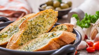 Cách làm bánh mì bơ tỏi - Garlic Bread thơm ngon giòn rụm đơn giản cho bữa ăn sáng