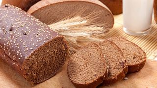 Cách làm bánh mì đen hỗ trợ giảm cân, tốt cho sức khỏe