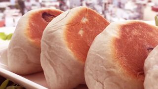 Cách làm bánh mì hoa đậu biếc nhân phô mai  thơm béo, mềm đơn giản không cần lò nướng